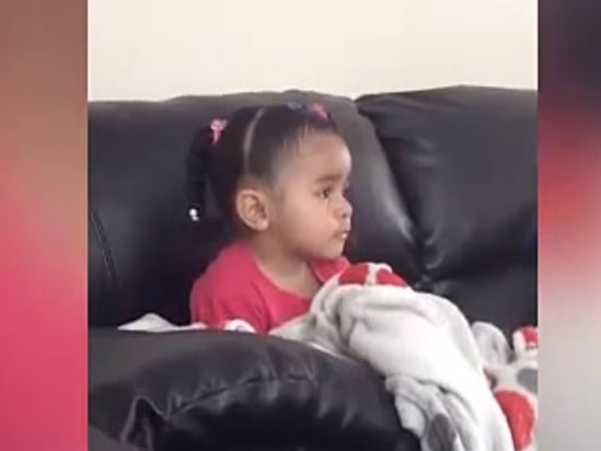This Dad Who Filmed His Daughter Watching Mufasa Die Is A Real Asshole