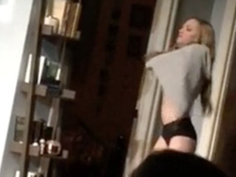 Amanda Seyfried Goes Topless In An Off Broadway Play And Here's The Gif To Prove It