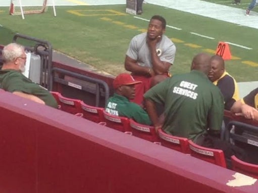 Alfred Morris Hangs Out With Stadium Security and Guest Services Before Games, Calls Them His "Stadium Fam"