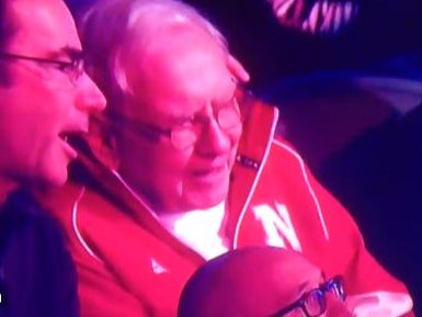 I Don’t Know Whether To Respect Or Hate Warren Buffett For Sitting In the Nosebleeds At This Fight Saturday Night