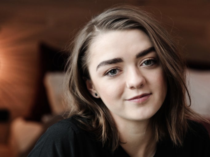 Maisie Williams Roasts A Writer Who Wrote A Headline About Her Being Braless At A Charity Event