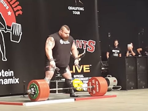 Man Breaks Deadlift Record By Lifting 1,102 Pounds Annndddd Immediately Loses Consciousness