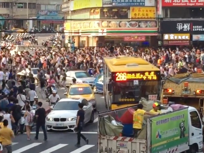This Stampede Of People Playing Pokemon GO In Taiwan Is Terrifying