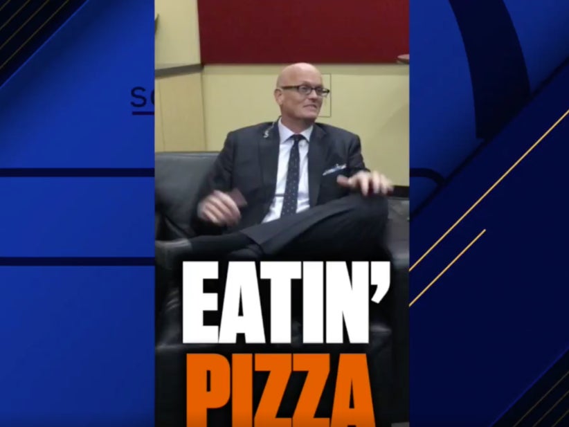 Scott Van Pelt Tells A Story About The Time He And Tiger Woods Ate Pizza Together