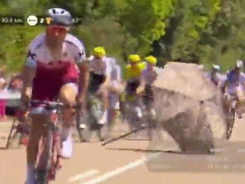 A Rogue Umbrella At The Tour de France Is The Closest We've Gotten To Real Life Mario Kart So Far