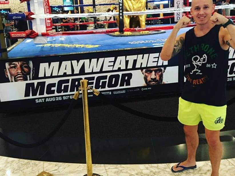 Bartender Snuck Into Ringside Seats For The Fight Pretending To Be Part Of Mayweather Entourage