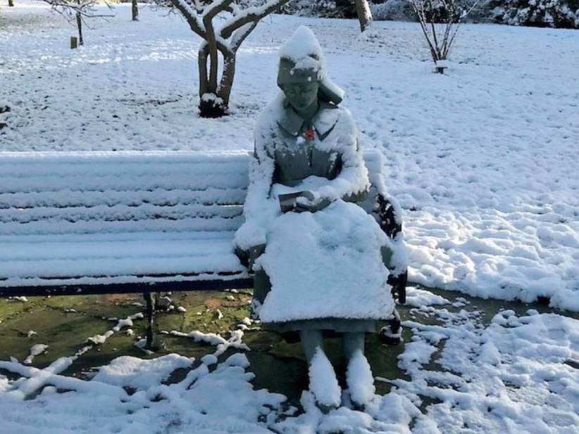 Somebody Called 911 Cause They Saw A Lady Frozen And Covered In Snow, Turned Out To Be A Statue