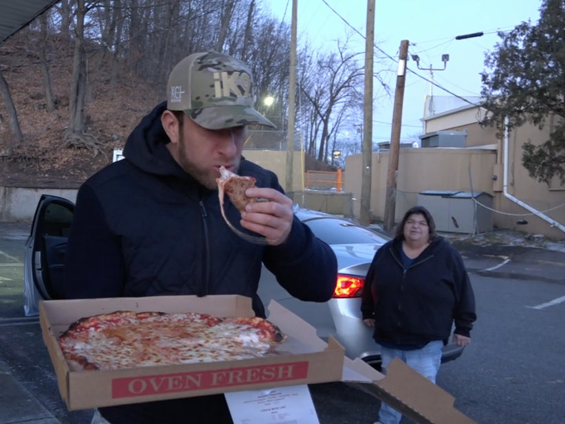 Barstool Pizza Review - John's Pizza Restaurant (Naugatuck, CT)